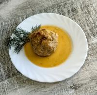 Биточек мясной в сметанно-томатном соусе с макаронами