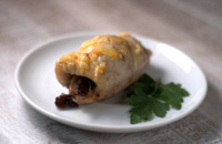 Рулетик из куриной грудки с черносливом и грецким орехом