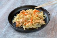 Удон с курицей и овощами