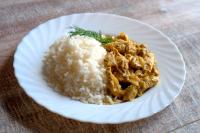 Куриная грудка в соусе карри с рисом