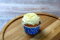 Капкейк с черничным джемом и сливочным кремом