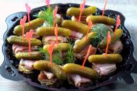 Канапе с беконом и корнишонами