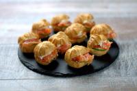 Профитроли со сливочным сыром и лососем