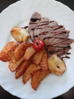 Утиная грудка с яблоками и картофелем запеченным с бальзамическим соусом 