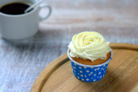 Капкейк с черничным джемом и сливочным кремом