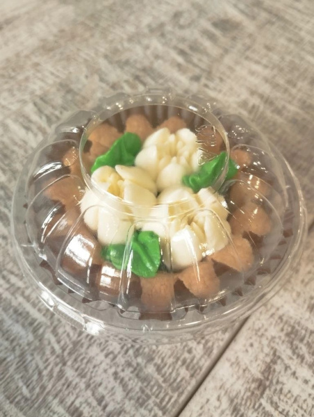 Корзиночка со сливочным кремом и фруктовым джемом 