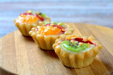 Пирожное "Корзиночка" с заварным кремом и фруктами (6 штук)