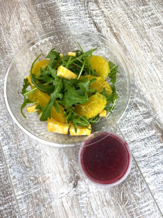 Салат с рукколой, мраморным сыром и апельсином