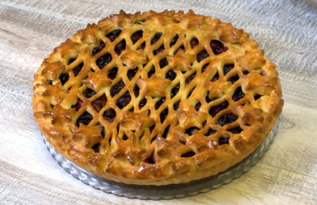 Пирог с яблоками и вишней