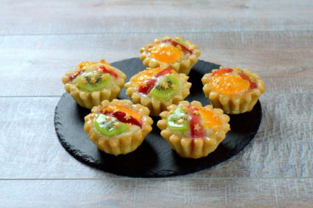 Пирожное "Корзиночка" с заварным кремом и фруктами (6 штук)