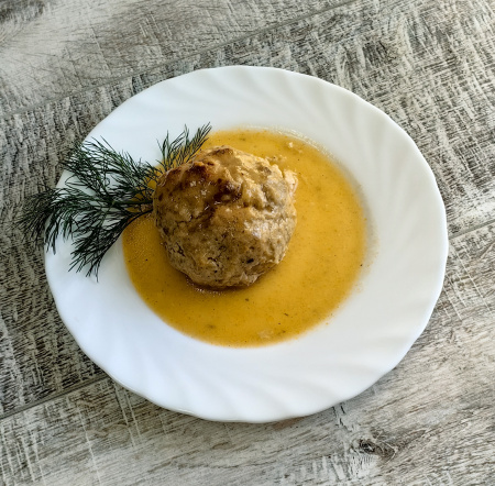 Биточек мясной в сметанно-томатном соусе с макаронами
