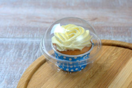 Капкейк с черничным джемом и сливочным кремом