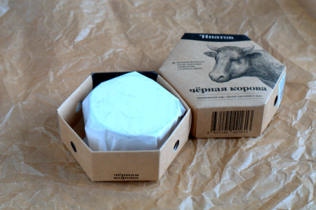 Сыр мягкий Черная корова с белой плесенью в золе 125 г  55 %"Ипатов"